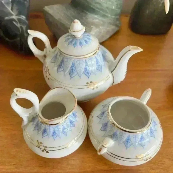 Child's  Tea Set - Picture 3 of 4